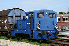 blaue 311.009 der neg, ehemals 311 535, im Bahnhof Niebüll NEG