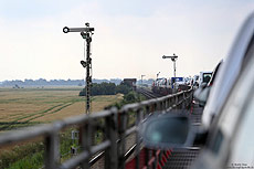Blick vom Syltshuttle aus dem Auto im Bahnhof Lehnshallig auf der Marschbahn