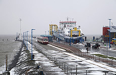 VT505 der neg, ehemals 628 505, im Bahnhof Dagebüll Mole mit Fähre nach Amrum im Winter