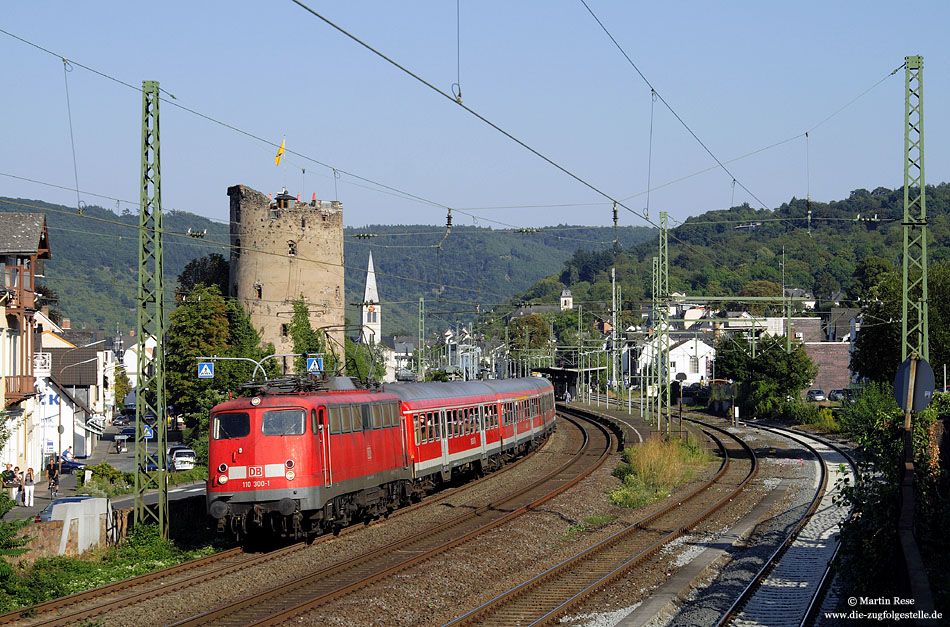 Mit dem RE12100 Frankfurt – Koblenz verlässt die Trierer 110 300 i.D. 19.11.1963 den Bahnhof Boppard