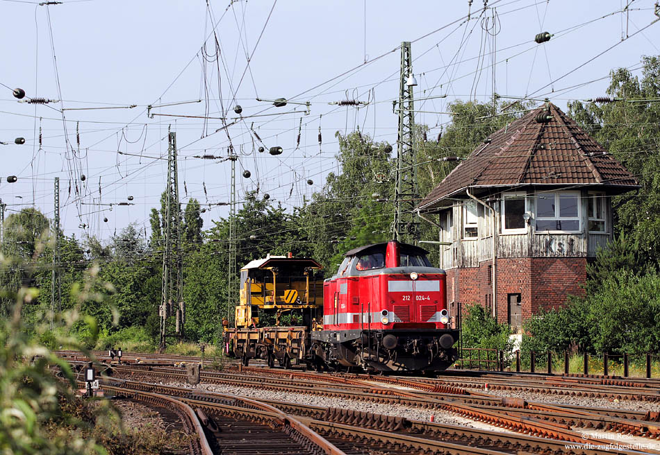 212 024 der Eisenbahngesellschaft Potsdam mbH am Stellwerk Ksf in Köln Kalk Nord