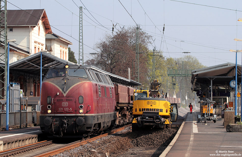 221 122 von efw im Bauzugdienst im Bahnhof Remagen