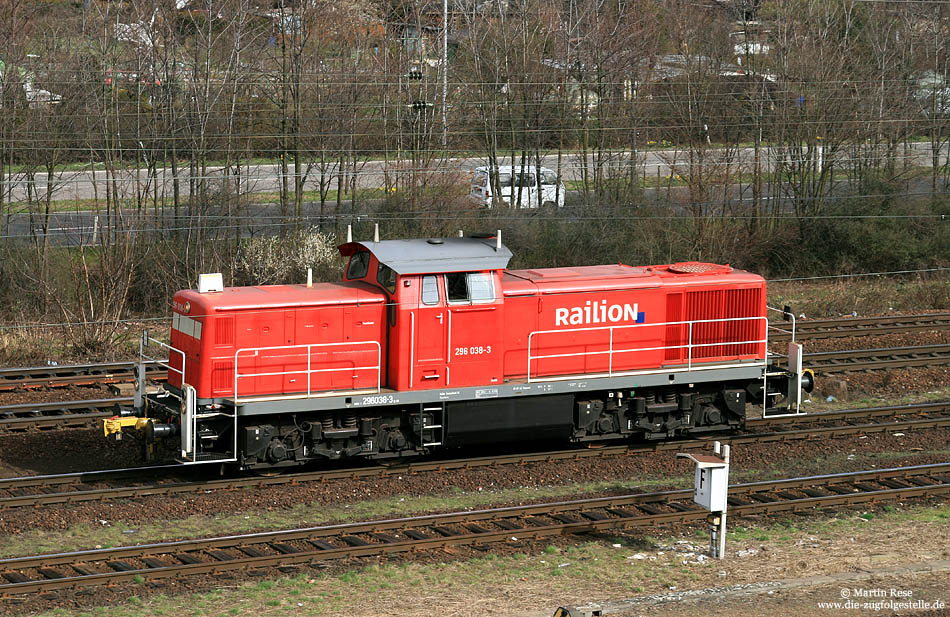 296 038 ex 290 038 mit Railion-Beschriftung in Mannheim Rbf