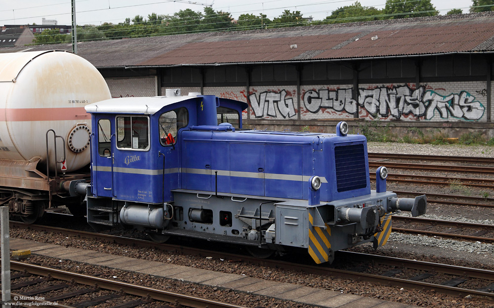 Blau lackierte 332 240 der Pfalzbahn mit Namen Gitta in Mainz Hbf