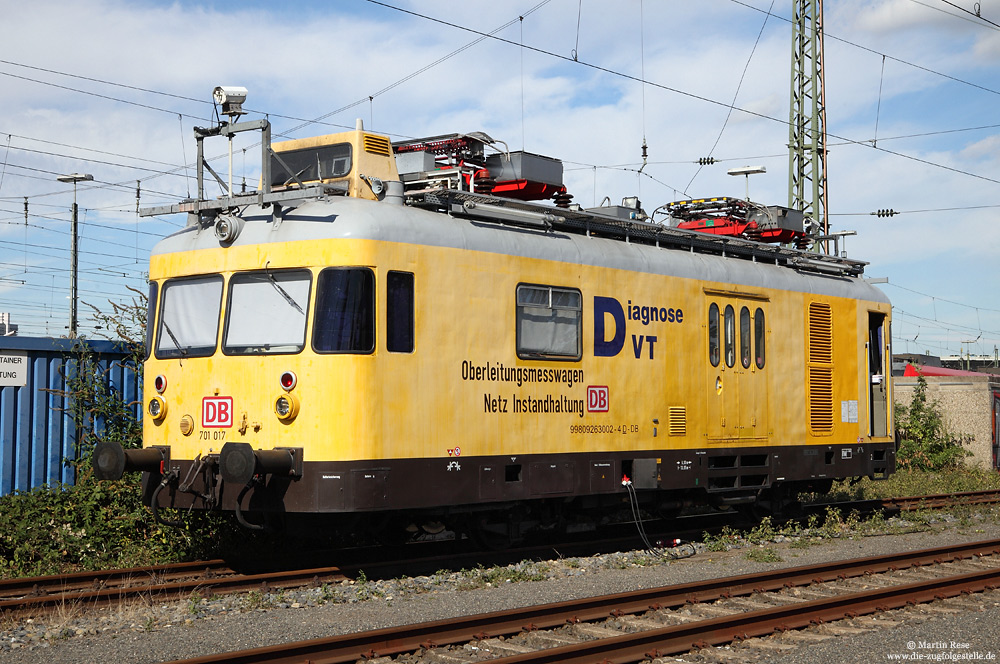 Diagnose-VT 701 017 in gelb im Bahnhof Köln Deutzerfeld