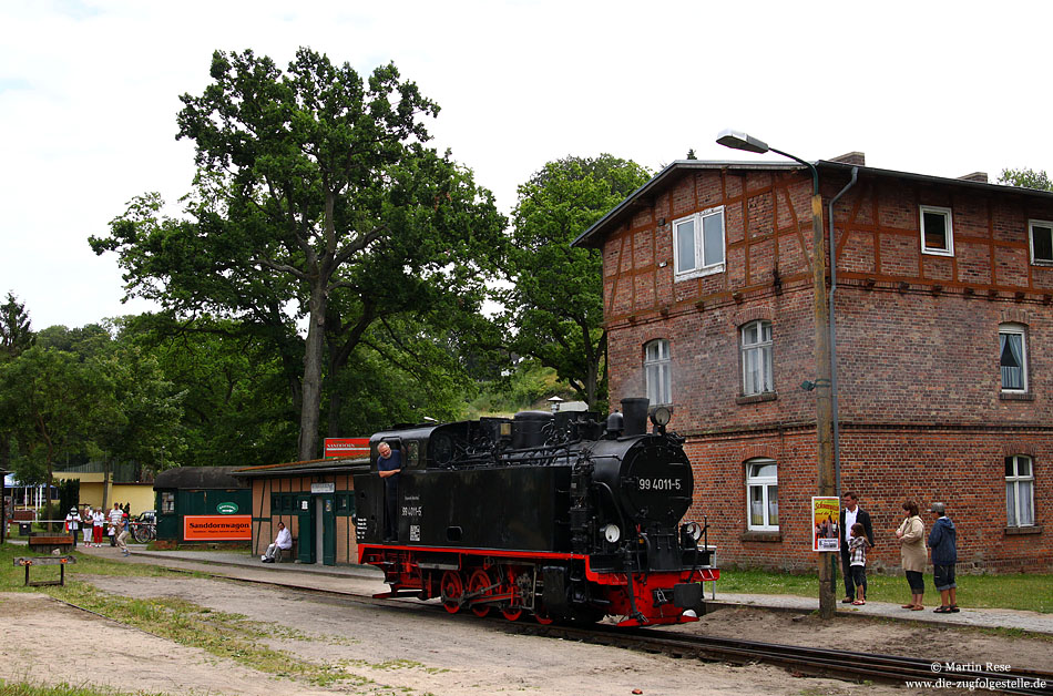 99 4011 am 12.7.2009 im Bahnhof Göhren