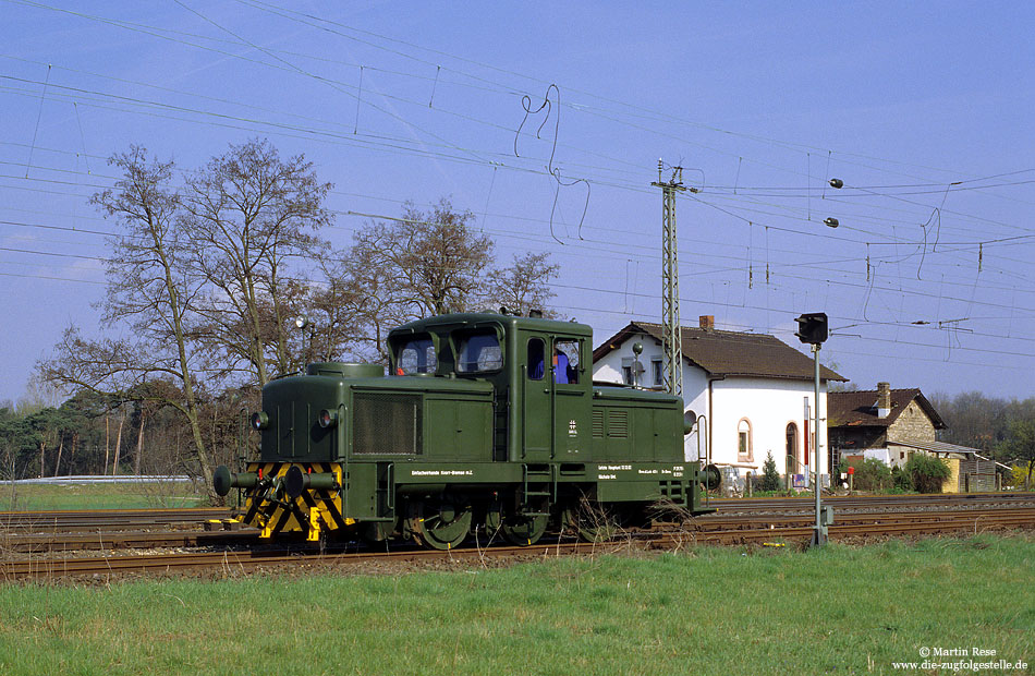Für die Anschlussbahn der Bundeswehrkaserne Pfungstadt zum Übergabebahnhof Bickenbach wird die Lok EMIL eine Junglok vom Typ R42C aus dem Jahr 1958 vorgehalten, die am 24.9.1958 an das MunDepot Breitengüßbach geliefert wurde