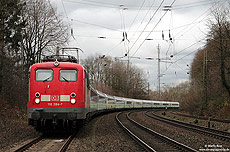 Buchmäßig gehörte die 110 284 zum DB-Regio Betriebshof Dortmund, wurde aber an DB-Fernverkehr vermietet und kam so, wie es sich für Dortmunder 110er gehört, in ganz Deutschland zum Einsatz. Am 3.12.2009 überführte die Lok einige Wagen, für den Sonderzug zum Weltklimagipfel in Kopenhagen, von Dortmund Bbf nach Köln. Aufgenommen in Gruiten.