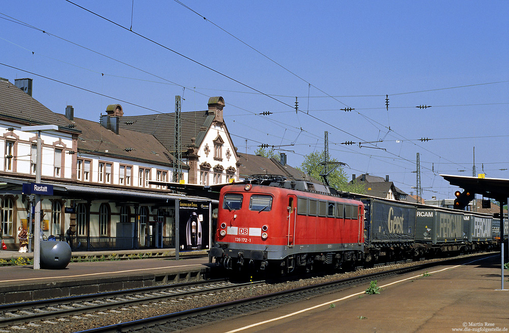 Mit einem Güterzug in Richtung Süden passiert die 139 172 den Bahnhof Rastatt, 20.4.2007.  Die Lok wurde am 16.5.1958 als<br> E10 172 (110 172) in Dienst gestellt und zum 13.1.1995 in die Baureihe 139 umgezeichnet.