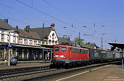 Mit einem Güterzug in Richtung Süden passiert die 139 172 den Bahnhof Rastatt, 20.4.2007.  Die Lok wurde am 16.5.1958 als<br> E10 172 (110 172) in Dienst gestellt und zum 13.1.1995 in die Baureihe 139 umgezeichnet.