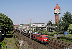 140 261 mit Güterzug im Bahnhof Lingen Ems mit Wasserturm