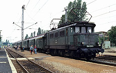 144 018 mit Vorkriegs-Eilzugwagen im Bahnhof Geroldshofen