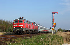 218 397 mit dem IC2374 Karlsruhe – Westerland mit Formhauptsignal bei Klanxbüll