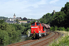 363 699 mit FZ55489 auf der Lahntalbahn vor der Kulisse von Weilburg