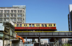 Die Triebwagen der Berliner S-Bahn wurden zwischen 1927 und 1932 in Dienst gestellt. Von diesen Triebwagen wurden zwischen 1979 und 1989 insgesamt 188 Viertelzüge modernisiert und fortan als Baureihe 276.1 ab 1992 Baureihe 476 geführt. 476 074 am Haltepunkt Alexanderplatz