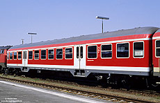 n-Wagen Bn 441.0 22-33 254 ehemals Bn720 22-45-718 im Bahnhof Mühldorf