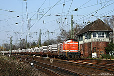 Lok 68 der Regionalverkehr Ruhr-Lippe GmbH mit Güterzug am Stellwerk Ksf in Köln Kalk Nord