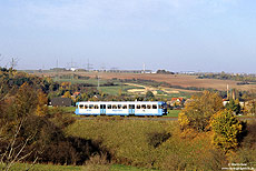 Im Auftrag von DB-Regio verkehrt die Kreisbahn Mansfelder Land zwischen Wippra und Klostermansfeld mit Esslinger Triebwagen aus dem Jahr 1959 bzw. 1960. Am 31.10.2005 fährt der VT408 als RB36451 bei Mansfeld nach Helbra.
