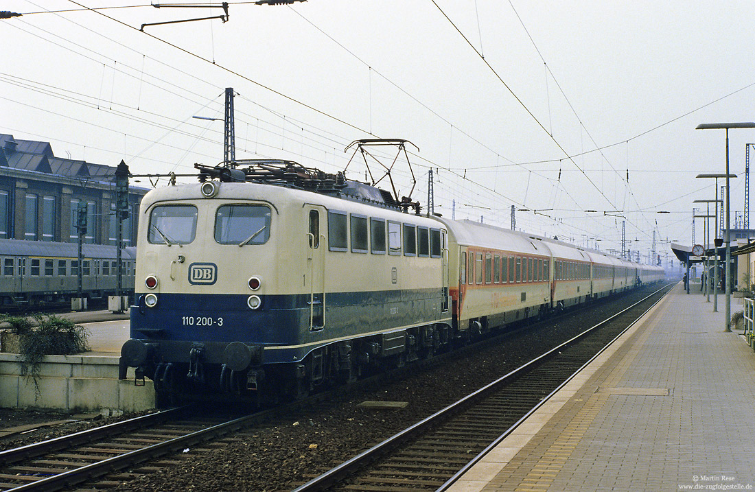 TUI-Sonderzug bespannt mit der Dortmunder 110 200 in Paderborn Hbf