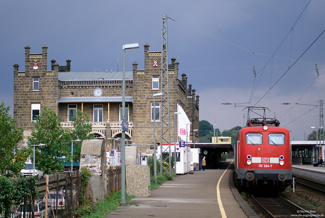 Bahnhof Minden mit Empfangsgebäude und Braunschweiger 110 284 mit RE24208