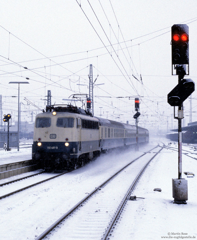 110 481 mit D2747 Mönchengladbach - Kassel im Winter in Paderborn Hbf