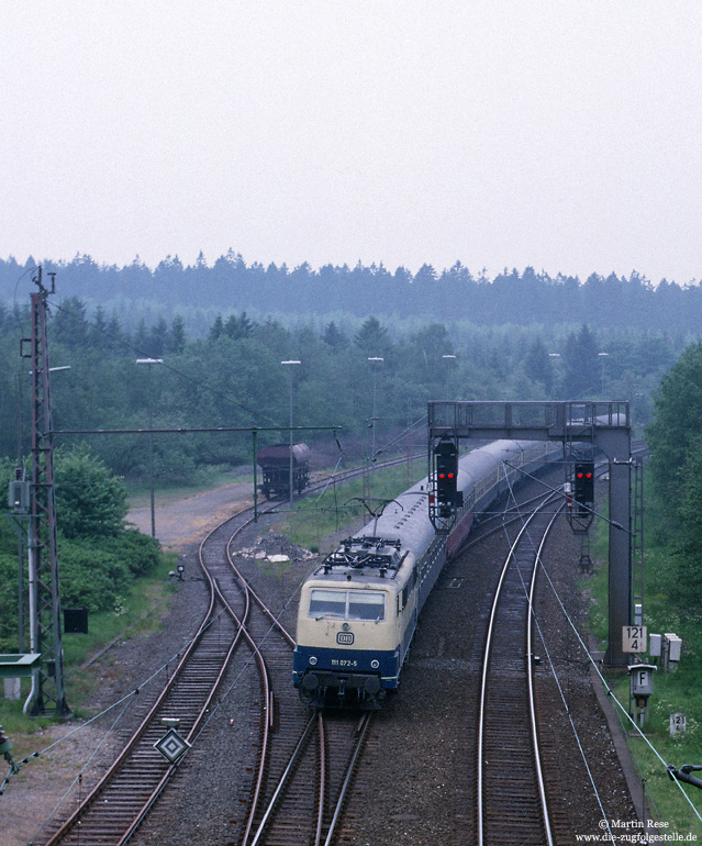 111 072 vom Bw München mit dem D797 Bremerhaven - Stuttgart im Bahnhof Neuenheerse