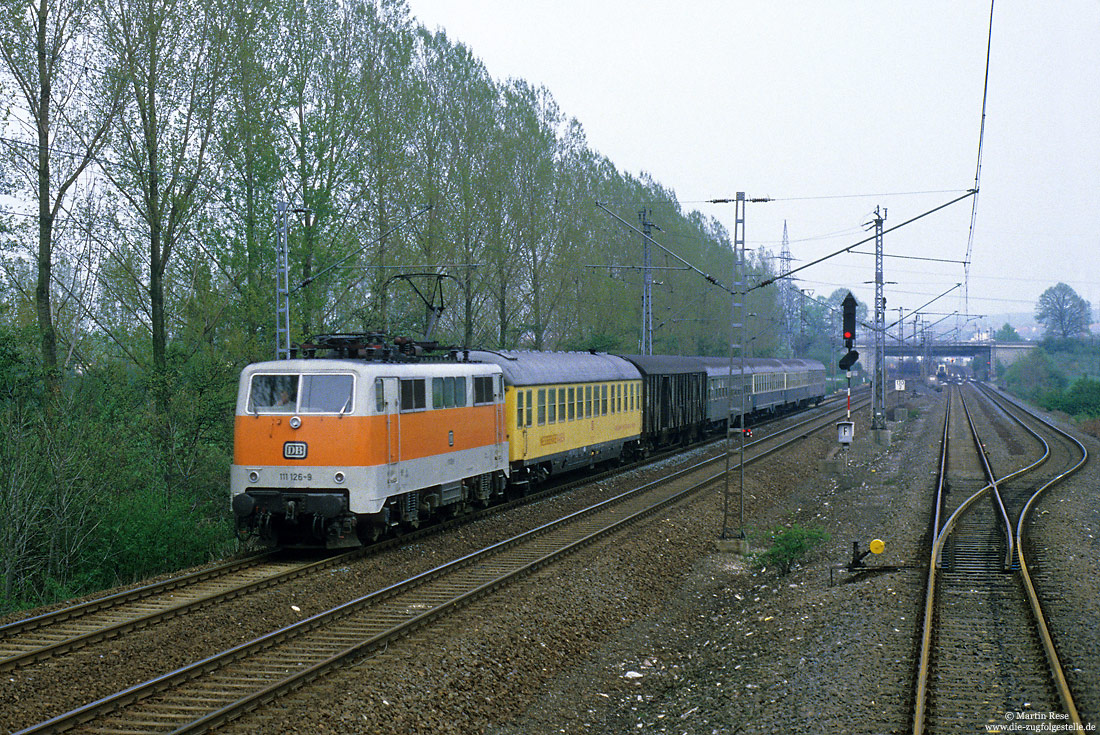 111 126 mit dem aus Silberling, Mitteleinstiegs- und Behelfspackwagen gebildeten RE3685 bei Paderborn