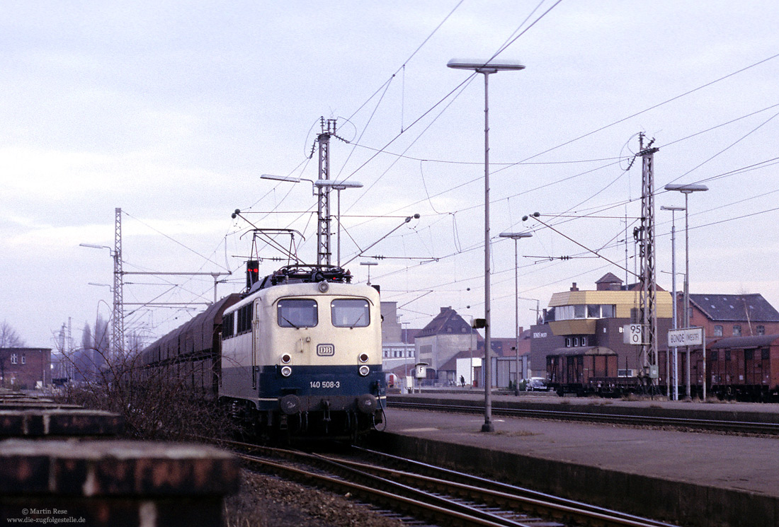 Osnabrücker 140 508 mit Kohlezug im Bahnhof Bünde