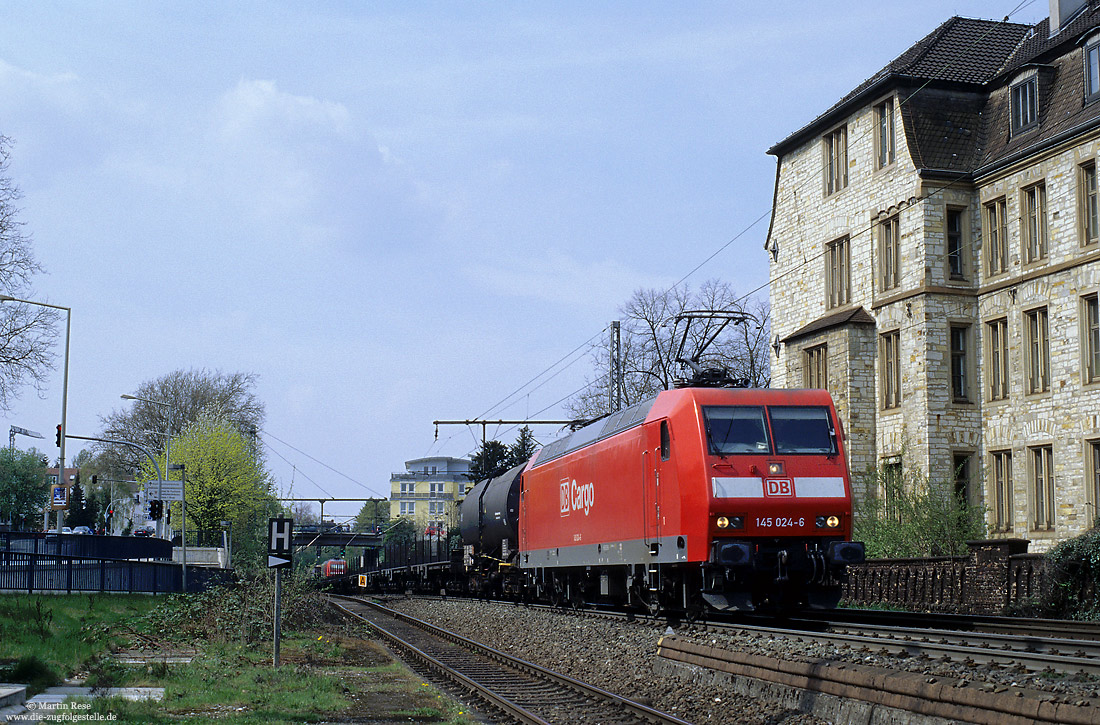 145 024 mit Güterzug am Haltepunkt Paderborn Kasseler Tor