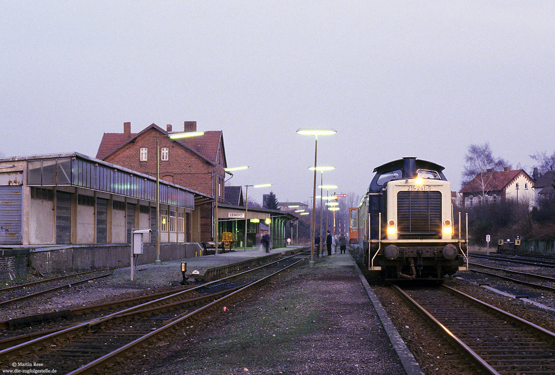 Im letzten Licht steht die 211 241 mit dem N7956 in Lemgo abfahrbereit nach Bielefeld