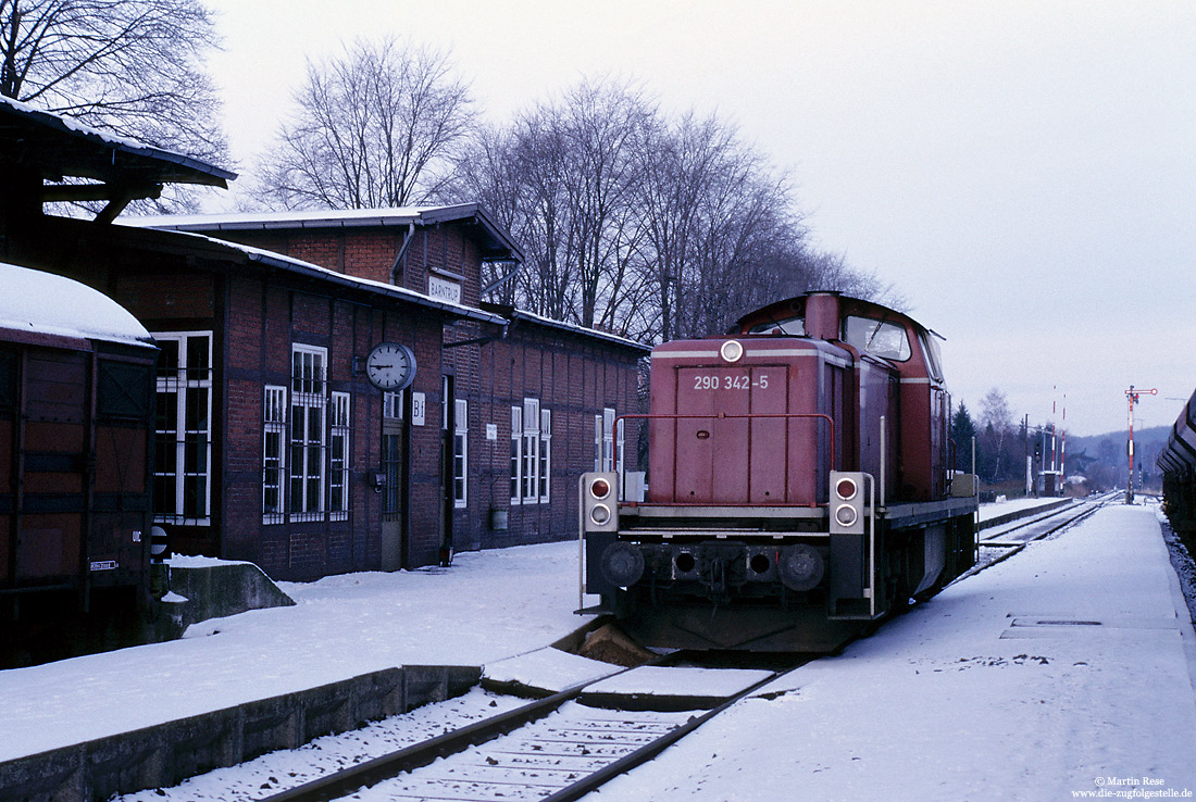 Die 290 342 vom Bw Osnabrück pausiert im Bahnhof Barntrup