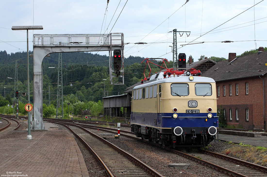E10 1239 alias 110 239 bei Vivat-Viadukt-2017 im Bahnhof Altenbeken