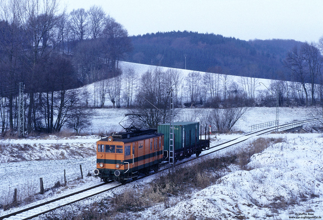 E22 der Extertalbahn mit einem Containerwagen bei Bösingfeld