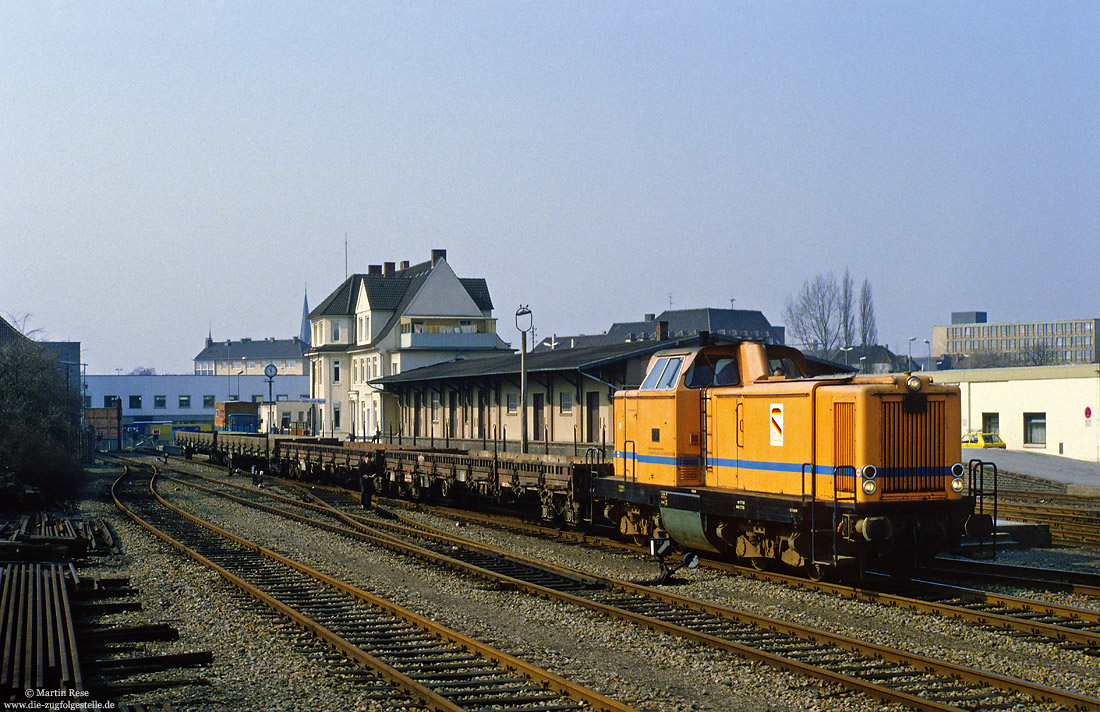 orange V131 der TWE mit Güterzug in Gütersloh Nord