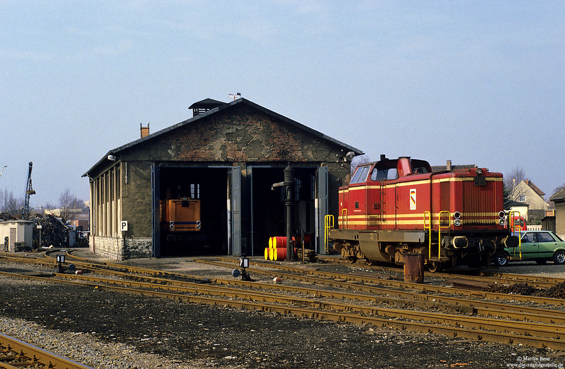rote V133 der TWE vor dem Lokschuppen in Gütersloh Nord