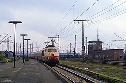 103 136 mit IC518 im Bahnhof Löhne
