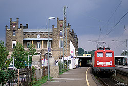 Bahnhof Minden mit Empfangsgebäude und Braunschweiger 110 284 mit RE24208