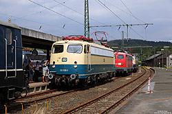 110 300 des Vereins Baureihe E10 e.V. bei Vivat-Viadukt-2019 im Bahnhof Altenbeken