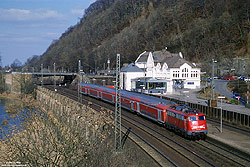 110 324 mit RE24210 im Bahnhof Porta Westfalica
