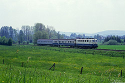 Auf der eingleisigen KBS 405 (Strecke Herford –Altenbeken) dominierte über Jahre hin die Baureihe 141 von den Bw`n Seelze und Bebra, wobei die Lok hier sogar im Schnellzugdienst angetroffen werden konnte. Nördlich des Bahnhofs Nienhagen fährt die 141 083 mit dem E3678 nach Herford. Hinter der Lok läuft ein in Osnabrück beheimateter Silberling-Prototyp aus dem Jahr 1959. 19.5.1985