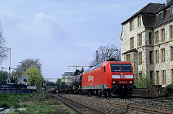 145 024 mit Güterzug am Haltepunkt Paderborn Kasseler Tor