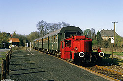 323 354 der Museumseisenbahn Paderborn auf der Almetalbahn am Haltepunkt Wewer