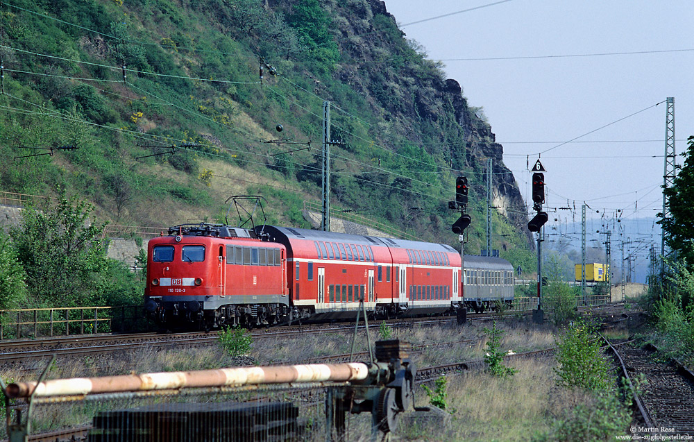 Der Rbz6964o (Ludwigshafen - Köln Deutzerfeld) diente der Überführung von Reisezugwagen zwischen den Betriebsbahnhöfen. Das erklärt auch den Laufweg über Saarbrücken, Trier und Koblenz. Am 23.4.2003 bestand der Zug nur aus drei Wagen. Zuglok war die Deutzerfelder 110 120, aufgenommen in Rheinbrohl.