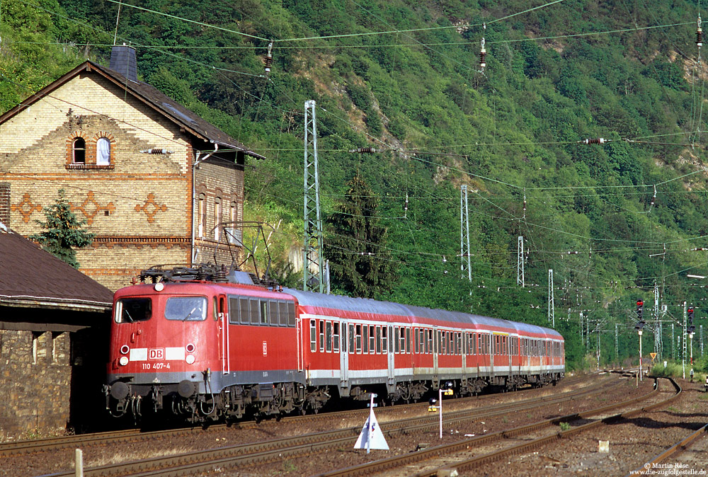 Am 23.6.2005 stand der RE15028 nach Koblenz auf dem Einsatzplan der Frankfurter 110 407, aufgenommen bei der Einfahrt in Kaub.
