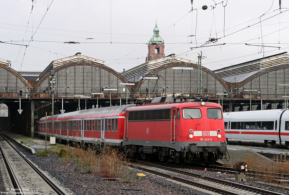 Aus Koblenz kommend hat der RE 15415 in Wiesbaden Hbf „kopf“ gemacht und setzt seine Fahrt nach Frankfurt Hbf fort. Zuglok am 26.11.2007 war die Frankfurter 110 443.<br>
Hier, in Wiesbaden Hbf, endet die Galerie über die rechte Rheinstrecke.
