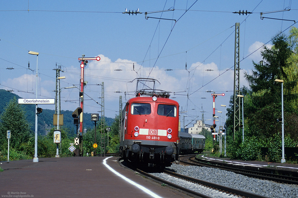 Im Sommerfahrplan 2002 dominierten Frankfurter 110 und 143 vor den Nahverkehrszügen auf dem südlichen Abschnitt der Rheinstrecke. Einzige Ausnahme war das Zugpaar RB15525/15534, welches mit Saarbrücker 110 bespannt war. Am 16.8.2002 habe ich die RB15525 bei der Einfahrt in Oberlahnstein fotografiert.