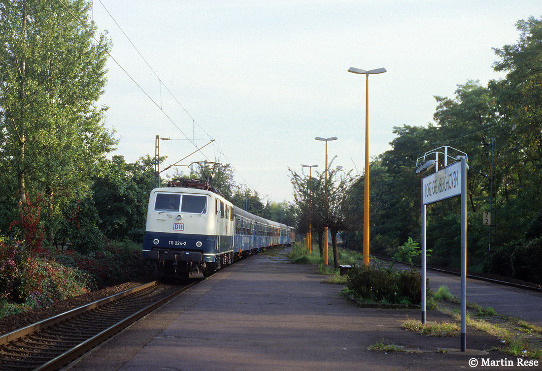 Von 1991 bis 2004 verkehrte die S12 im Vorlaufbetrieb mit n-Wagen, die mit den Baureihen 110, 111 und ab November 2000 mit der Baureihe 143 bespannt waren. Am 9.10.1994 war auf der S12 die Münchener 111 224 im Einsatz, fotografiert am Haltepunkt Porz Gremberghofen.