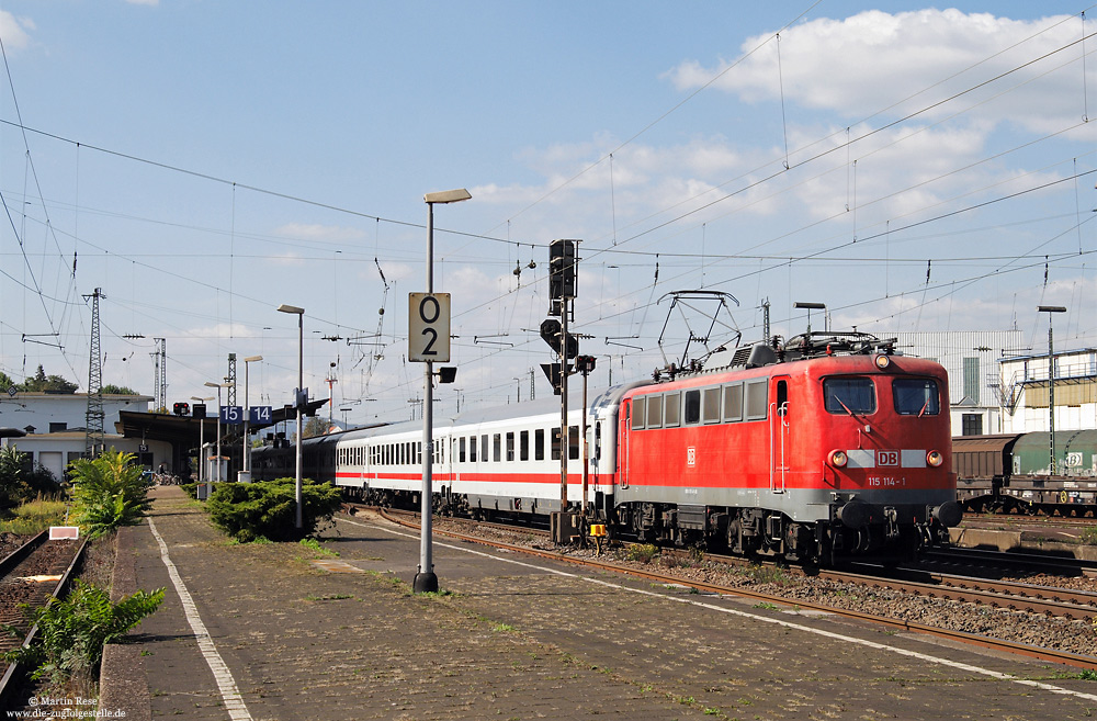 Die zu DB-Autozug gehörende Baureihe 115 wird häufig auch von DB-Fernverkehr eingesetzt. Am 26.9.2008 hatte die 115 114 den nur freitags verkehrenden 