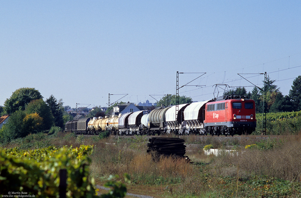 140 074 mit gemichten Güterzug auf der rechten Rheinstrecke bei Oestrich-Winkel