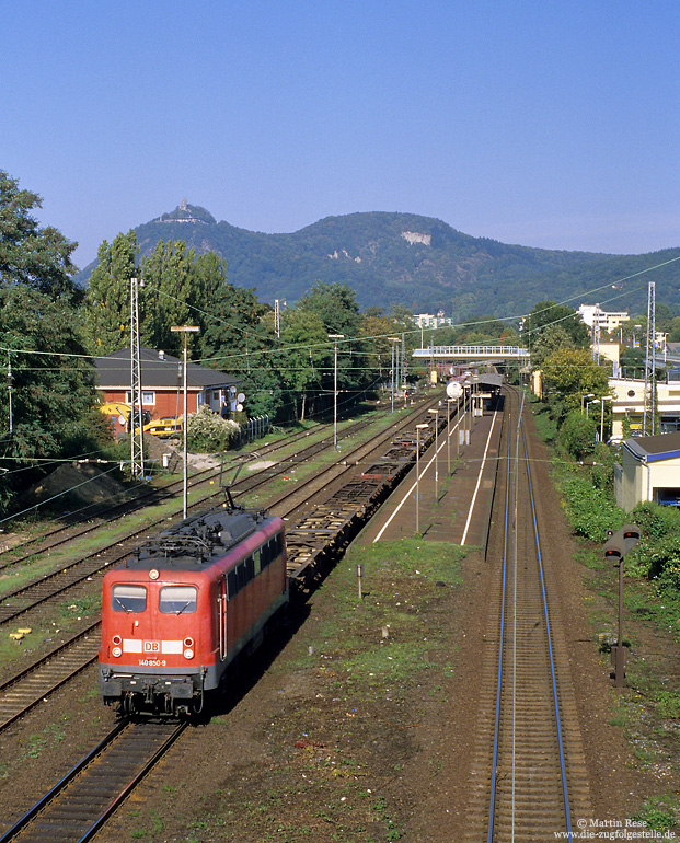Mit einem Containerzug durchfährt die Gremberger 140 850 den Bahnhof Bad Honnef. 11.10.2006